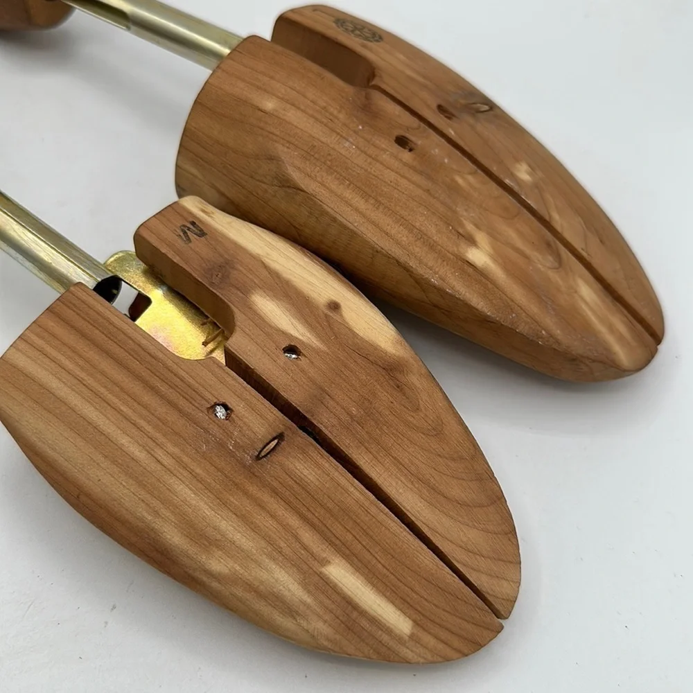 Split-toe cedar shoe tree pair, sizes M and L